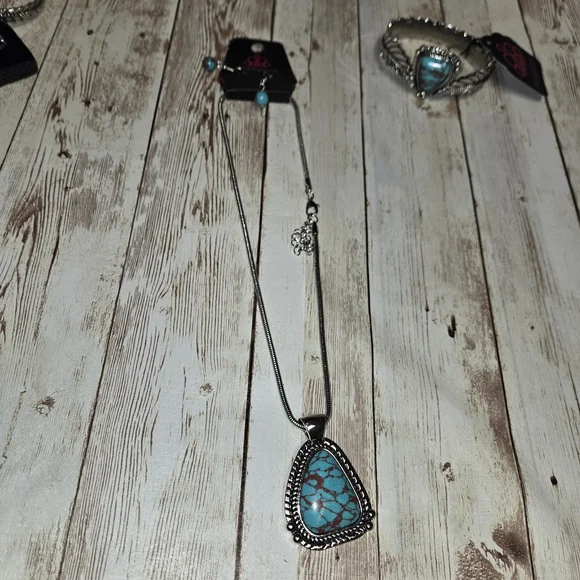 This listing is for a Paparazzi Simply Santa Fe 4-Piece Fashion Fix jewelry set - Picture 4 of 6